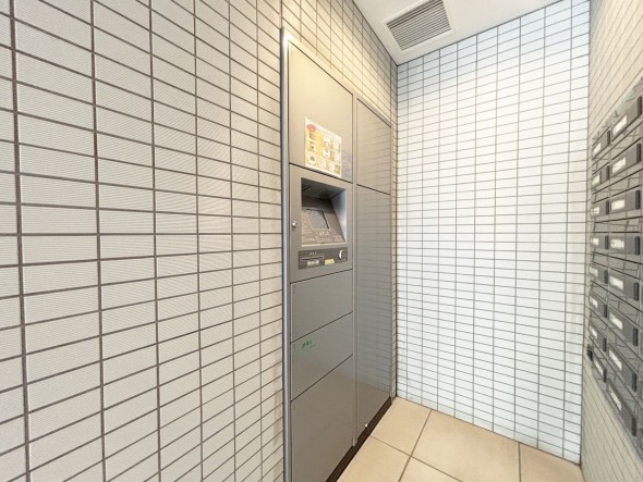 宅配ボックスがあるためご不在時であってもお帰りの際に大きな荷物をお受け取りいただけます。