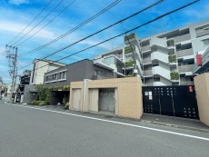 爽やかな青空の下に贅沢なほどに降り注ぐ陽光、豊かな居住性と、クオリティが見事に調和した住空間は、住まうことの喜びを感じさせてくれ