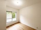 洋室4.4帖。フローリングの部屋は清潔感があり、日々のお掃除も楽で助かります。