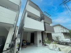 爽やかな青空の下に贅沢なほどに降り注ぐ陽光、豊かな居住性と、クオリティが見事に調和した住空間は、住まうことの喜びを感じさせてくれ
