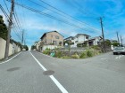 整備された前面道路です。