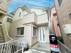 爽やかな青空の下に贅沢なほどに降り注ぐ陽光、豊かな居住性と、クオリティが見事に調和した住空間は、住まうことの喜びを感じさせてくれ