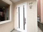 居住者の帰り、訪れる方を優しく迎え、やすらぎに満ちた生活空間を予感させる。健やかな暮らしを楽しめそう。