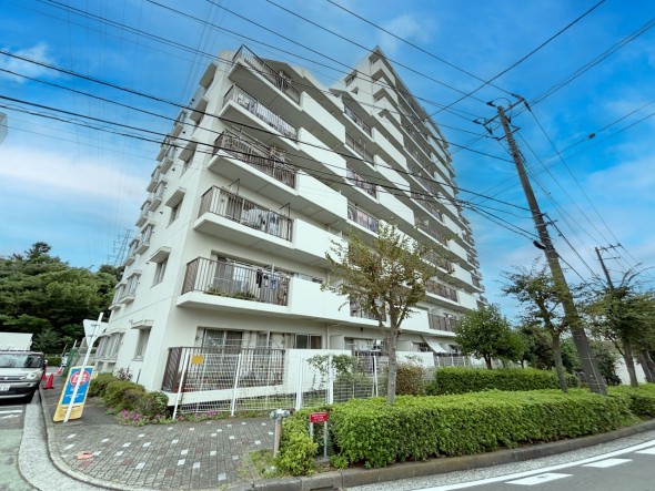 マンション外観。生活利便性に優れた立地環境。