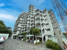 爽やかな青空の下に贅沢なほどに降り注ぐ陽光、豊かな居住性と、クオリティが見事に調和した住空間は、住まうことの喜びを感じさせてくれ