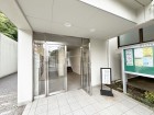 お客様をお迎えする玄関は落ち着いた雰囲気。帰り着くたびに洗練されたテイストの空間に迎えられ誇りと喜びを感じる玄関まわりです。