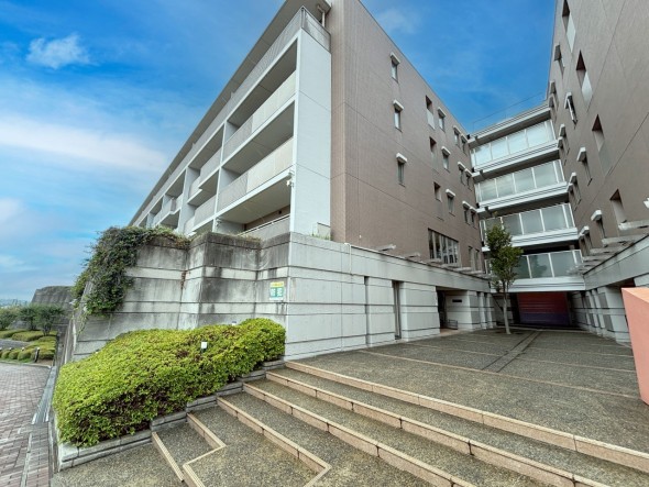 爽やかな青空の下に贅沢なほどに降り注ぐ陽光、豊かな居住性と、クオリティが見事に調和した住空間は、住まうことの喜びを感じさせてくれ
