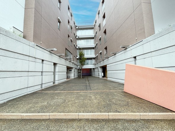 マンション外観。生活利便性に優れた立地環境。