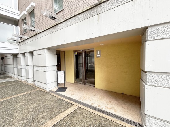 お客様をお迎えする玄関は落ち着いた雰囲気。帰り着くたびに洗練されたテイストの空間に迎えられ誇りと喜びを感じる玄関まわりです。