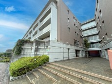 爽やかな青空の下に贅沢なほどに降り注ぐ陽光、豊かな居住性と、クオリティが見事に調和した住空間は、住まうことの喜びを感じさせてくれ
