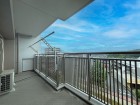日差しの差し込むバルコニー