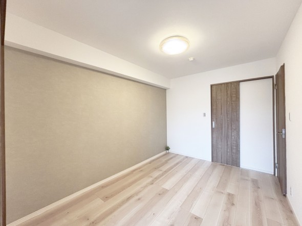 一日の疲れをいやしてくれる主寝室。時を忘れて過ごす場所として過ごせるお部屋です。