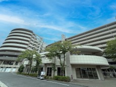 爽やかな青空の下に贅沢なほどに降り注ぐ陽光、豊かな居住性と、クオリティが見事に調和した住空間は、住まうことの喜びを感じさせてくれ