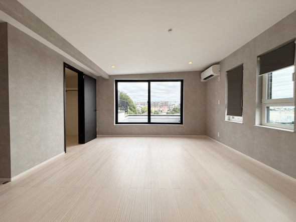 フローリングの部屋は清潔感があり、日々のお掃除も楽で助かりますね！