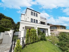 爽やかな青空の下に贅沢なほどに降り注ぐ陽光、豊かな居住性と、クオリティが見事に調和した住空間は、住まうことの喜びを感じさせてくれ