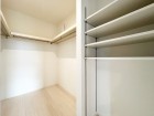 たっぷり入るウォークインクローゼットは奥行きがあるのでたくさん収納できます。