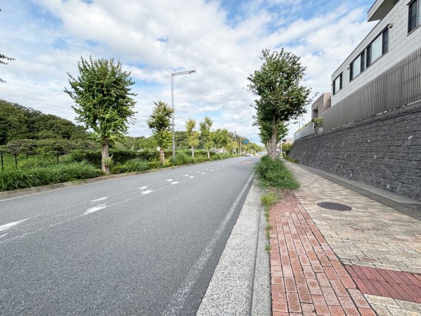 整備された前面道路です。