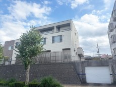 爽やかな青空の下に贅沢なほどに降り注ぐ陽光、豊かな居住性と、クオリティが見事に調和した住空間は、住まうことの喜びを感じさせてくれ