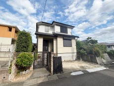 爽やかな青空の下に贅沢なほどに降り注ぐ陽光、豊かな居住性と、クオリティが見事に調和した住空間は、住まうことの喜びを感じさせてくれ