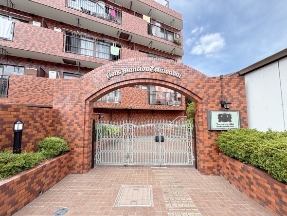 マンション外観。生活利便性に優れた立地環境。