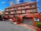 爽やかな青空の下に贅沢なほどに降り注ぐ陽光、豊かな居住性と、クオリティが見事に調和した住空間は、住まうことの喜びを感じさせてくれ