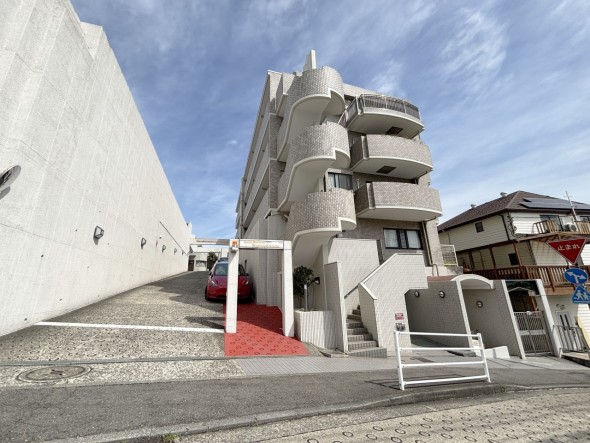 マンション外観。生活利便性に優れた立地環境。