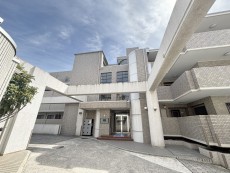 爽やかな青空の下に贅沢なほどに降り注ぐ陽光、豊かな居住性と、クオリティが見事に調和した住空間は、住まうことの喜びを感じさせてくれ
