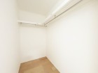 たっぷり入るウォークインクローゼットは奥行きがあるのでたくさん収納できます。