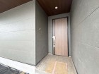 お客様をお迎えする玄関は落ち着いた雰囲気。