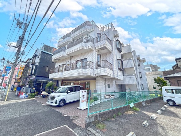 マンション外観。生活利便性に優れた立地環境。