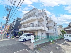 マンション外観。生活利便性に優れた立地環境。
