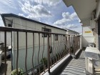 日差しの差し込むバルコニー