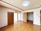 フローリングの色合いも温かみのある雰囲気が出ています。