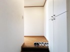 玄関横にはシューズボックスもございます。