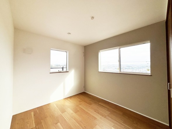 フローリングの部屋は清潔感があり、日々のお掃除も楽で助かります。