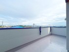 気持ちのいい空が見渡せる広いバルコニー。