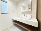 十分な大きさの洗面台は、身だしなみチェックや歯磨きなど、朝の慌ただしい時間でも余裕とゆとりを感じて頂けます。