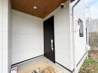 居住者の帰り、訪れる方を優しく迎え、やすらぎに満ちた生活空間を予感させる。健やかな暮らしを楽しめそう。
