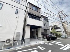 爽やかな青空の下に贅沢なほどに降り注ぐ陽光、豊かな居住性と、クオリティが見事に調和した住空間は、住まうことの喜びを感じさせてくれ