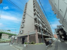 爽やかな青空の下に贅沢なほどに降り注ぐ陽光、豊かな居住性と、クオリティが見事に調和した住空間は、住まうことの喜びを感じさせてくれ