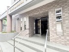 お客様をお迎えする玄関は落ち着いた雰囲気。帰り着くたびに洗練されたテイストの空間に迎えられ誇りと喜びを感じる玄関まわりです。