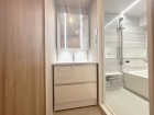 十分な大きさの洗面台は、身だしなみチェックや歯磨きなど、朝の慌ただしい時間でも余裕とゆとりを感じて頂けます。