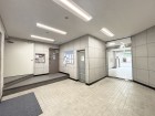 お客様をお迎えする玄関は落ち着いた雰囲気。帰り着くたびに洗練されたテイストの空間に迎えられ誇りと喜びを感じる玄関まわりです。