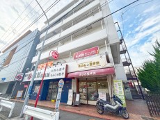 マンション外観。生活利便性に優れた立地環境。
