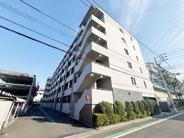 マンション外観。お買い物施設も周辺に多く、生活利便性に優れた立地環境。