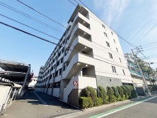マンション外観。お買い物施設も周辺に多く、生活利便性に優れた立地環境。
