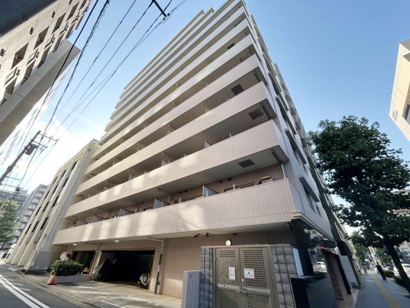 爽やかな青空の下に贅沢なほどに降り注ぐ陽光、豊かな居住性と、クオリティが見事に調和した住空間は、住まうことの喜びを感じさせてくれ