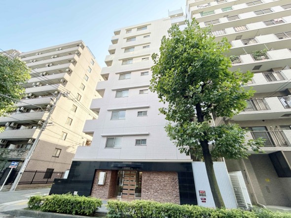 マンション外観。生活利便性に優れた立地環境。