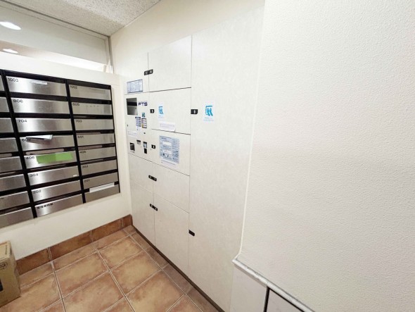宅配ボックスがあるためご不在時であってもお帰りの際に大きな荷物をお受け取りいただけます。