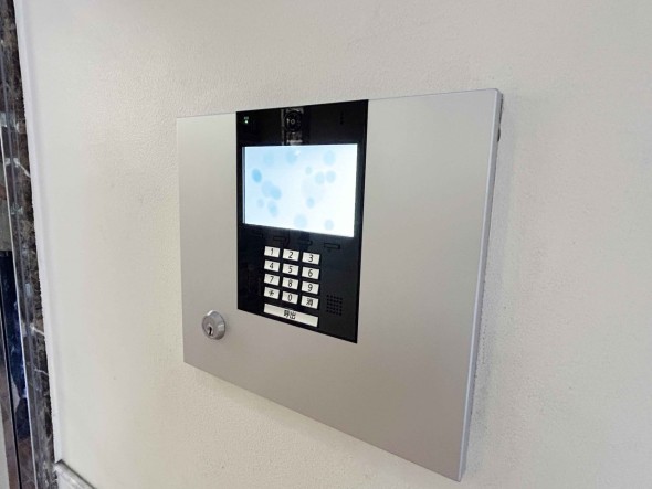 オートロックマンションのため、こちらからインターフォンにて受付をしていただきます。防犯設備がきちんと完備されているのは安心です。